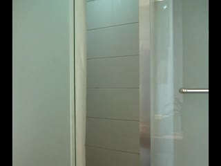 趁少妇拿外卖的时候就开始玩她的骚逼