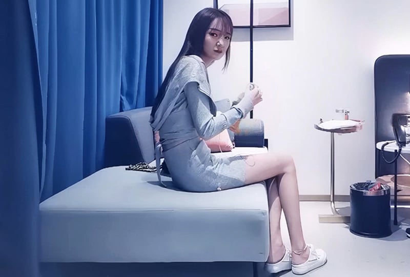 兩個18歲的極品可愛小蘿莉女同华华与月月，脫光光互相舔對方粉逼，大叔出場 忍不住要參與，雙飛 兩個妹子輪流操