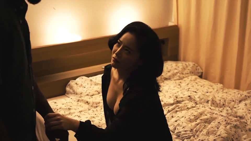 苗條長腿美女還在回味被深喉的滋味 LUNA