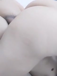 还在上大学的妹子被自己父亲绑起来玩弄骚逼