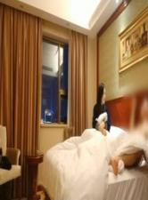 虎牙直播双开_上面直播下面视频拍骚逼，榜一大哥的福利视角，女主播一边被大哥聊天调教_一边还要装作无事直播