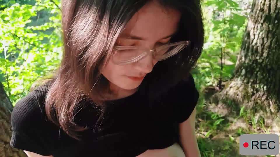 穿這麽騷就出來挨操，你老公知道嗎？