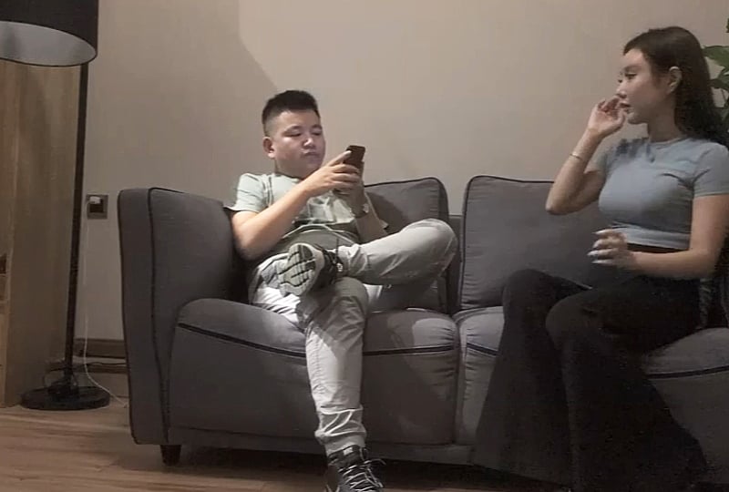 【国产精品】绿帽老公找黑人在家3P自己老婆，废物被口爆了射了一脸黑人无套内射他老婆 [20:09]