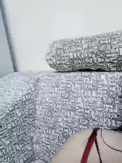 女友对着镜头比耶 想被人看