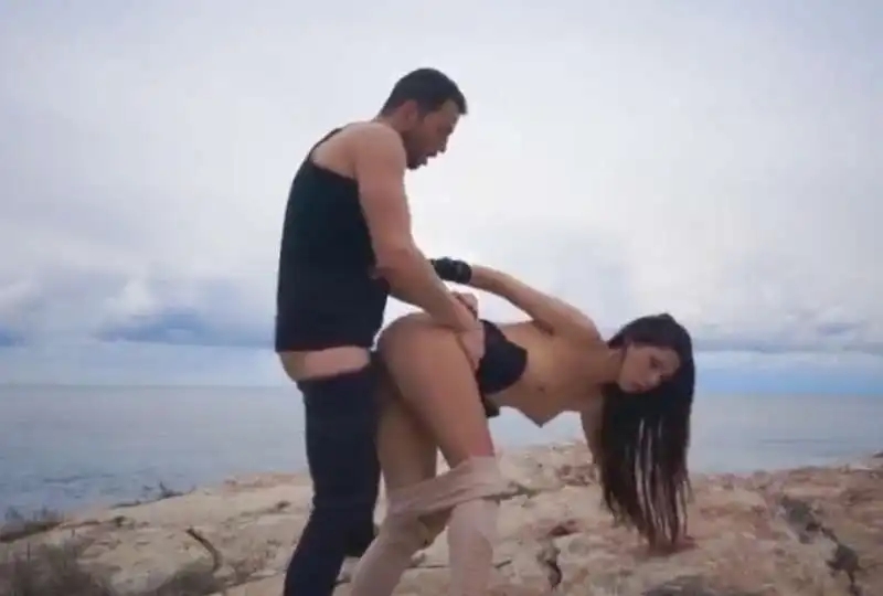 弱不禁風的女孩被金主爸爸綁起來 緊緻嫩穴被巨大肉棒猛操 littleem