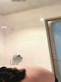 关系很好的小姐妹一起洗澡 一个女生先进去 趁其它人还没进来 借脱衣服的空档自己先揉下逼小爽一下