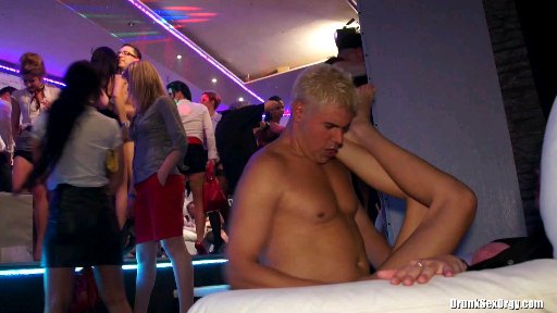 【用力可以吗，好吗？求求你】全程最多的一句话就是用力，怎么操都不满足，生气的让男友用力操啊，用力姐真是太饥渴了！