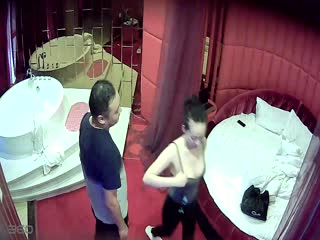 南昌巨乳少妇女友，跟新婚老公日常性爱，一对白嫩巨乳晃的人眼晕，边玩手机边被狠狠抽插