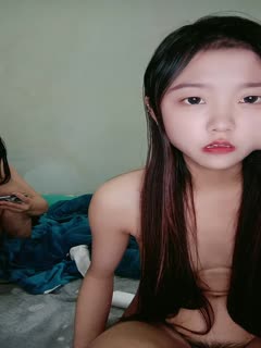 一位售楼小姐，被老板送了一个遥控振动器！ ！她假装平静地发表演讲，但淫秽的动作声和漏出的呻吟声却暴露了她的身份 在被玩具折磨后，她被迫射在湿透的阴户里！ ！