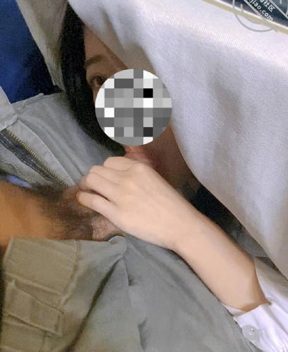 海角社区.妹妹餐桌下舔食哥哥的肉棒