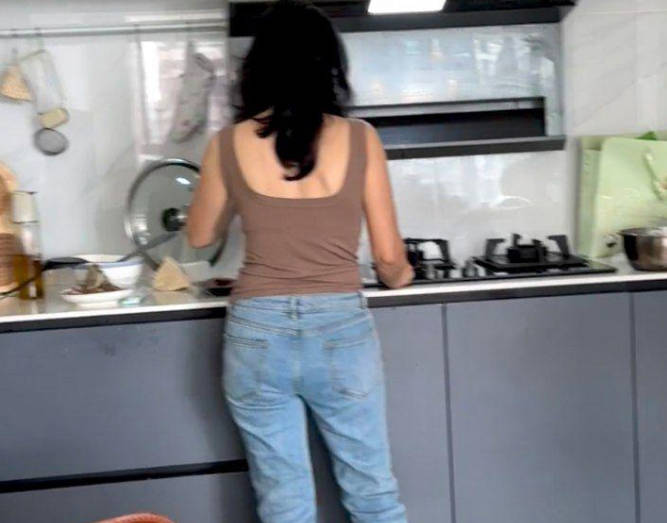 海角社区.看到妈妈跟爸爸在打电话就把老妈给强奸了老爸把我送进了医院