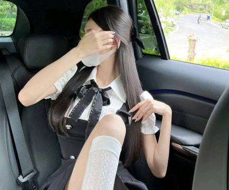 在姐姐毫无防备的情况下我上去把姐姐按在了床上开始拔裤子