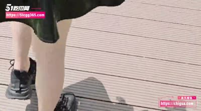 帮妹妹户外拍私密写真黑丝小皮裙下骚穴若隐若现-狂情哥哥